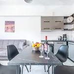 Modern Renovated Apt For Relax